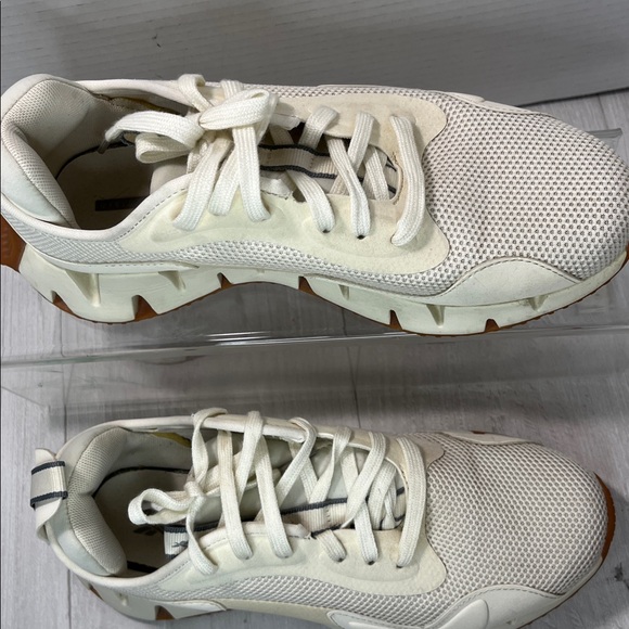 Reebok Cream Sneakers with Brown Sole - Picture 4 of 11